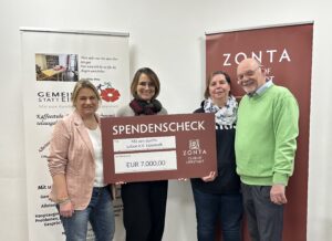 Spendenübergabe Vizepräsidentin Barbara Klein und Zonta Mitglied Dr. Elke Focken überreichen einen Spenden Scheck an Gisela König Dreier und Dieter Dreier