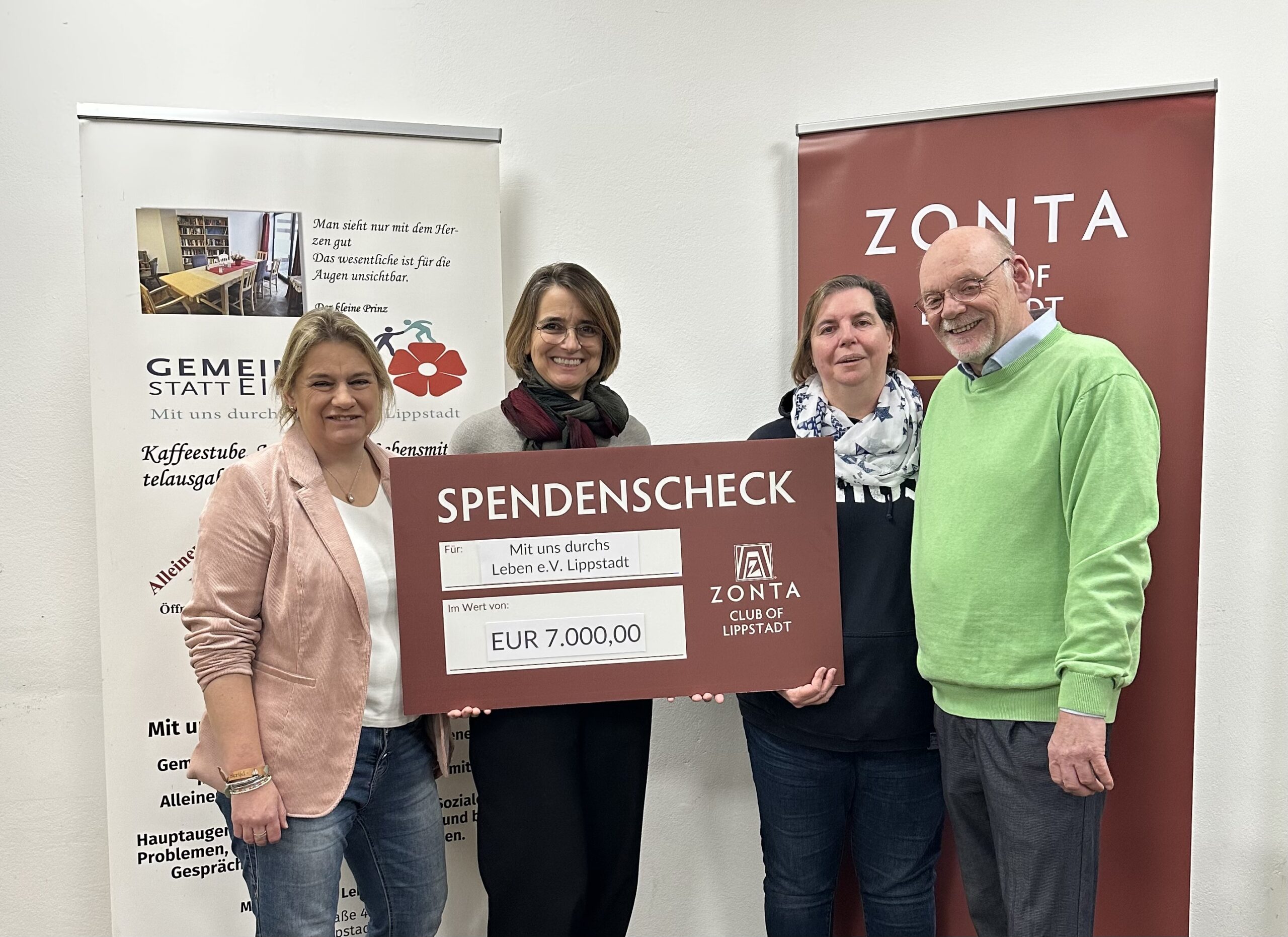 Spendenübergabe Vizepräsidentin Barbara Klein und Zonta Mitglied Dr. Elke Focken überreichen einen Spenden Scheck an Gisela König Dreier und Dieter Dreier